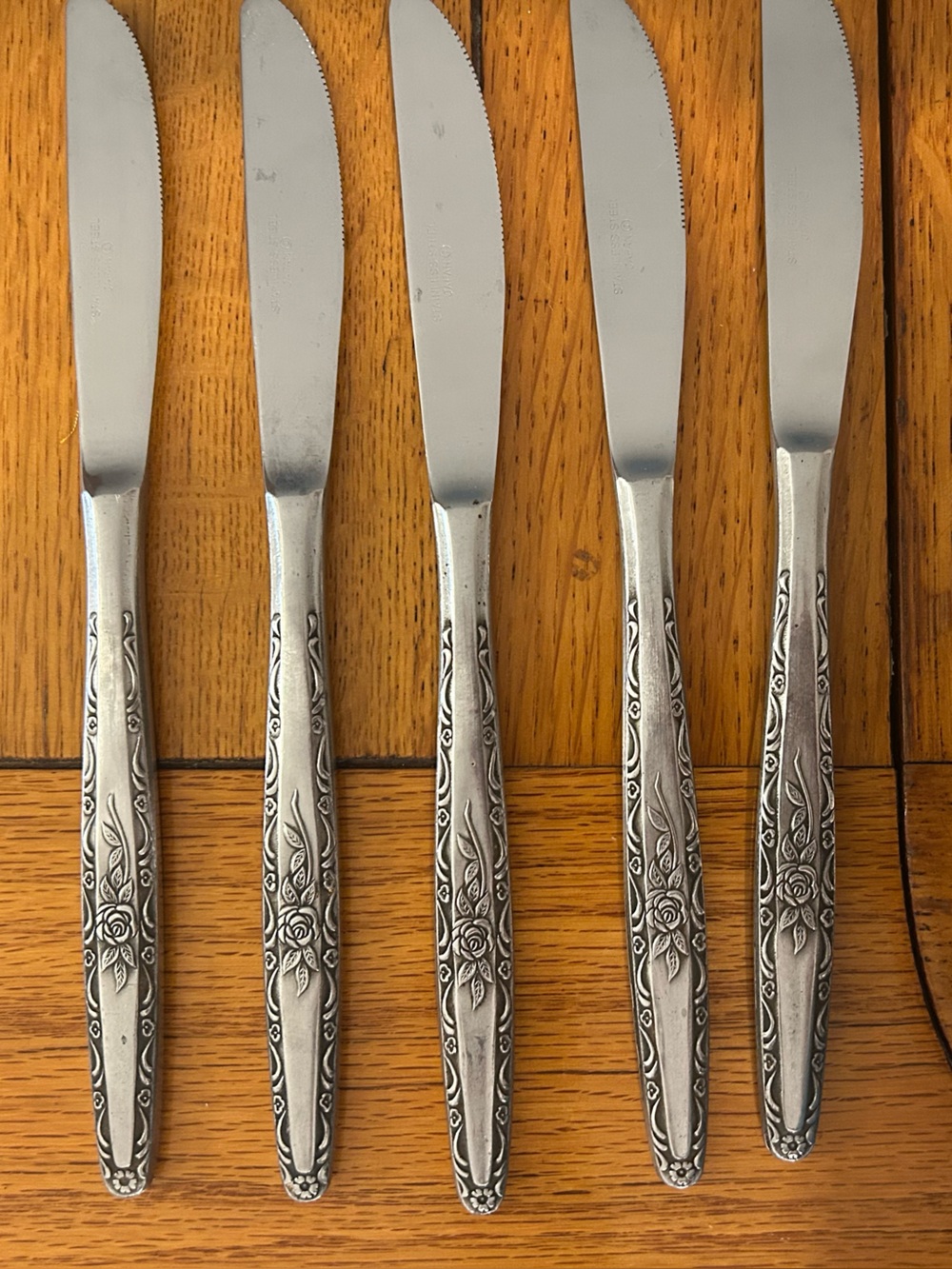 INR3 Interpur Rose Pattern Stainless Steel Dinner Knives - Silver with Black Acc